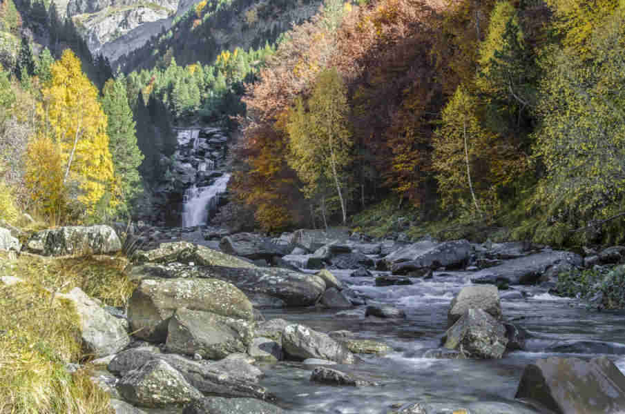 Huesca - parque nacional de Ordesa y Monte Perdido - valle de Ordesa 53 - Gradas de Soaso y rio Arazas.jpg